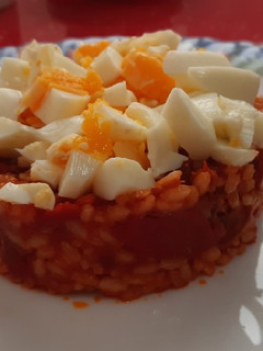 Una foto de Arroz con chorizo, jamón y huevo
