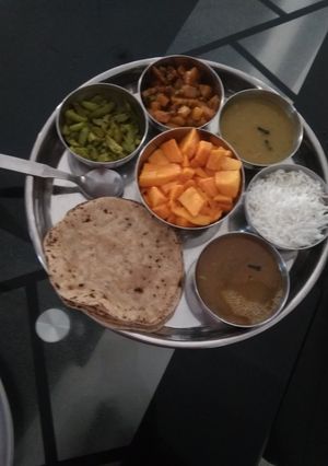 કાઠિયાવાડી દેશી ખાણું રેસીપી મુખ્ય ફોટો