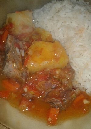 Una foto de Estofado de quijada con arroz super economico😋