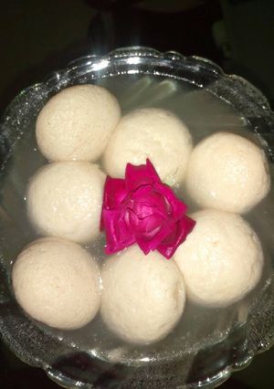 वाइट स्पंजी रसगुल्ला (White spongy Rasagulla recipe in hindi) रेसिपी मुख्य फोटो