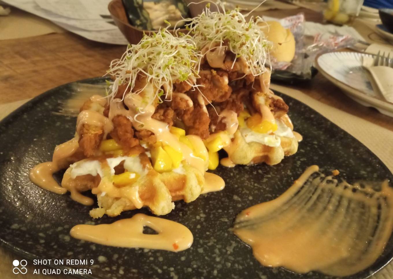 Gofre con pollo empanado y mango