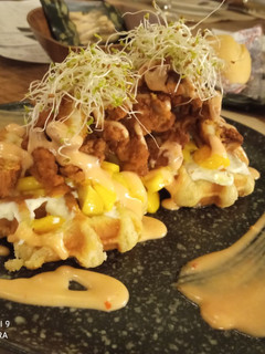 Una foto de Gofre con pollo empanado y mango