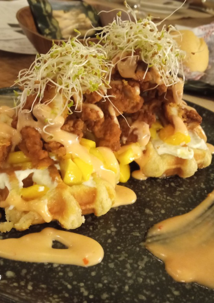 Una foto de Gofre con pollo empanado y mango