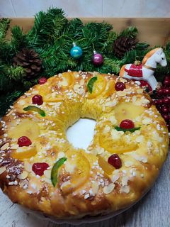 Una foto de Roscón de reyes con azafrán