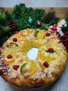 Una foto de Roscón de reyes con azafrán