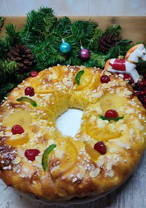 A picture of Roscón de Reyes with Saffron.