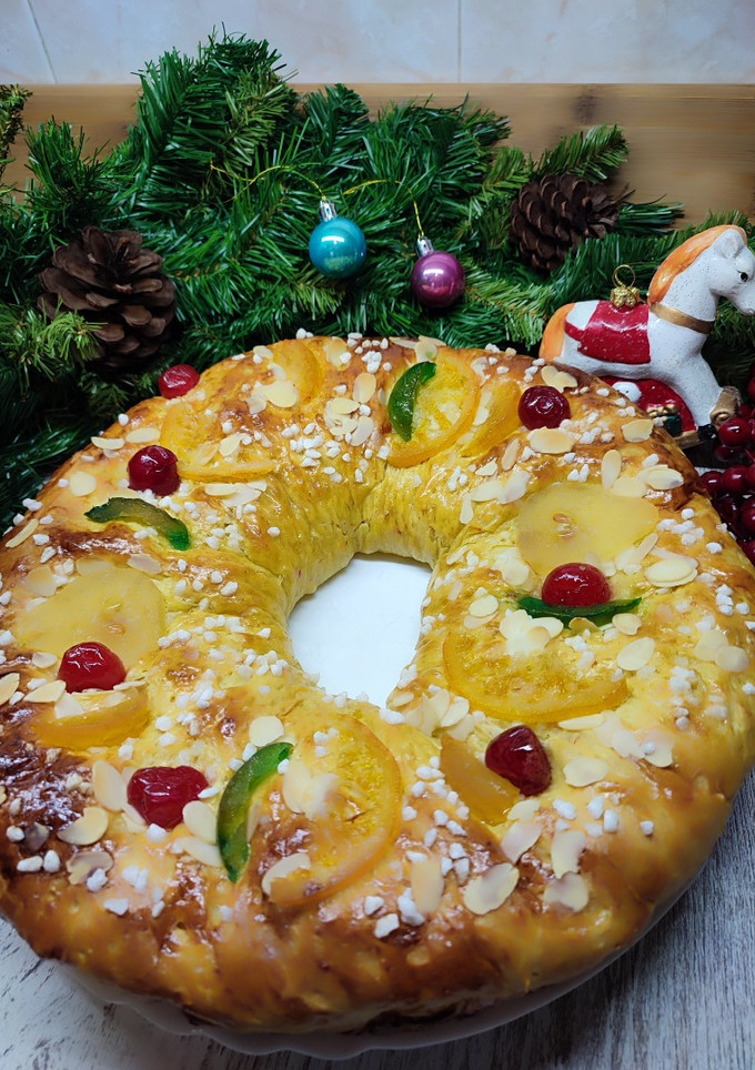 Una foto de Roscón de reyes con azafrán