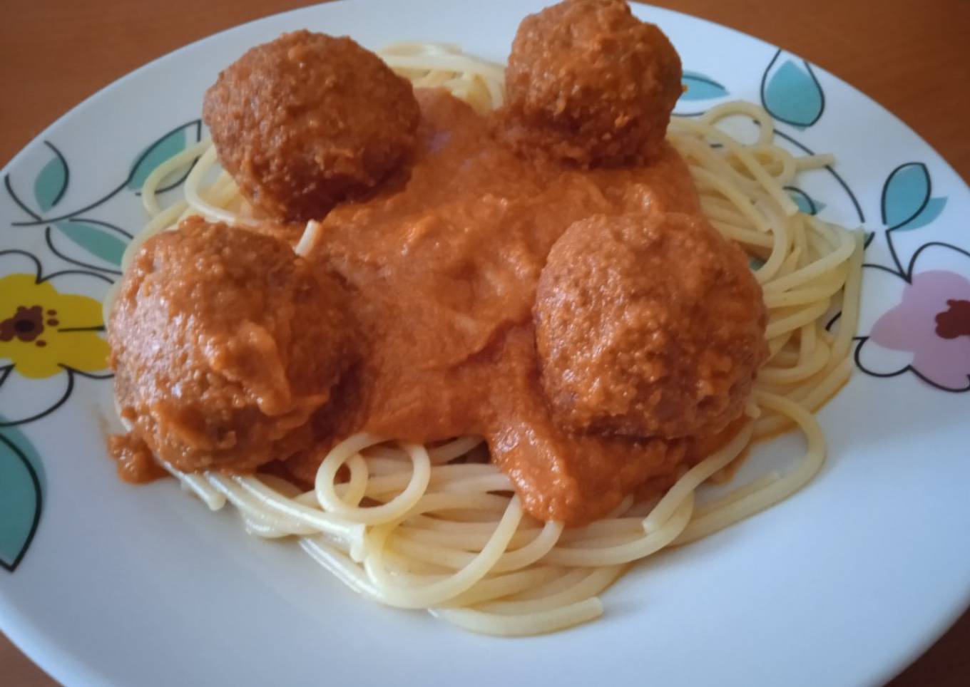 Albóndigas en salsa de tomate (con espaguetis)