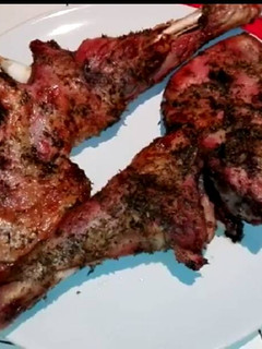 Una foto de Paletilla de cordero asado en barbacoa