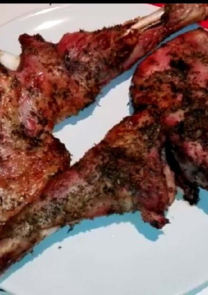 Una foto de Paletilla de cordero asado en barbacoa