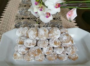 Una foto de Galletitas de boda mexicana / Besitos de nuez. (Receta #200)