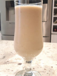 Una foto de Batido de pera, plátano y galletas