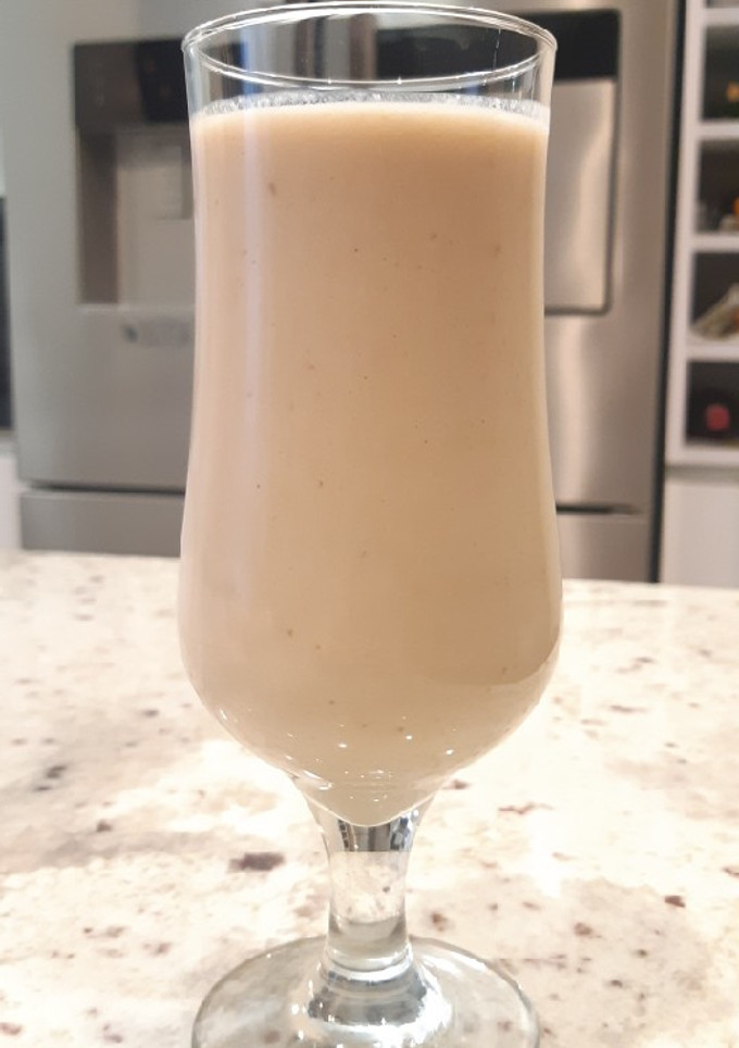 Una foto de Batido de pera, plátano y galletas