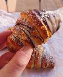 Croissants (v3) rellenos de crema de caramelo salado con chocolate negro
