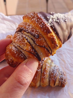 Foto principal de Croissants (v3) rellenos de crema de caramelo salado con chocolate negro