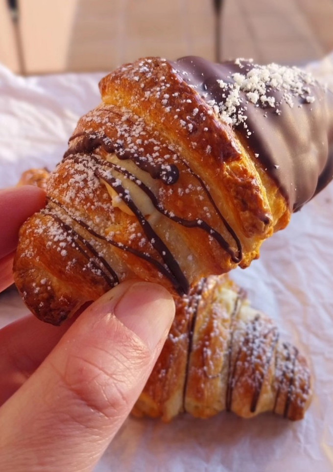 Una foto de Croissants (v3) rellenos de crema de caramelo salado con chocolate negro