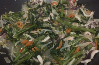 Cara Gampang Menyiapkan Tumis Kangkung Campur Tauge Cumi yang Enak Banget