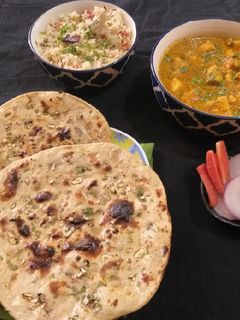 बटर गार्लिक तंदुरी रोटी (Butter garlic tandoori roti recipe in marathi) रेसिपी चे मुख्य फोटो 