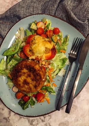Gefüllte Paprika, gebackener Feta und Salat Rezepthauptbild