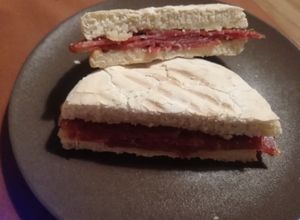 Una foto de Bocata de cabecero de lomo