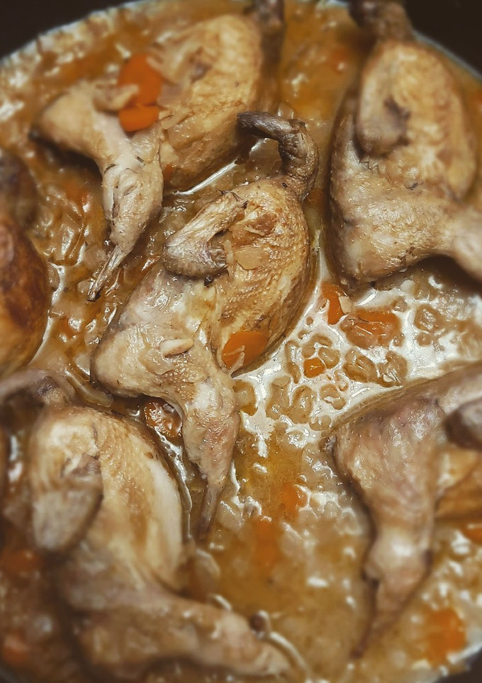 Una foto de Codornices en salsa