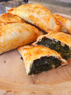 Una foto de Empanadillas vegetarianas de espinacas y piñones al horno