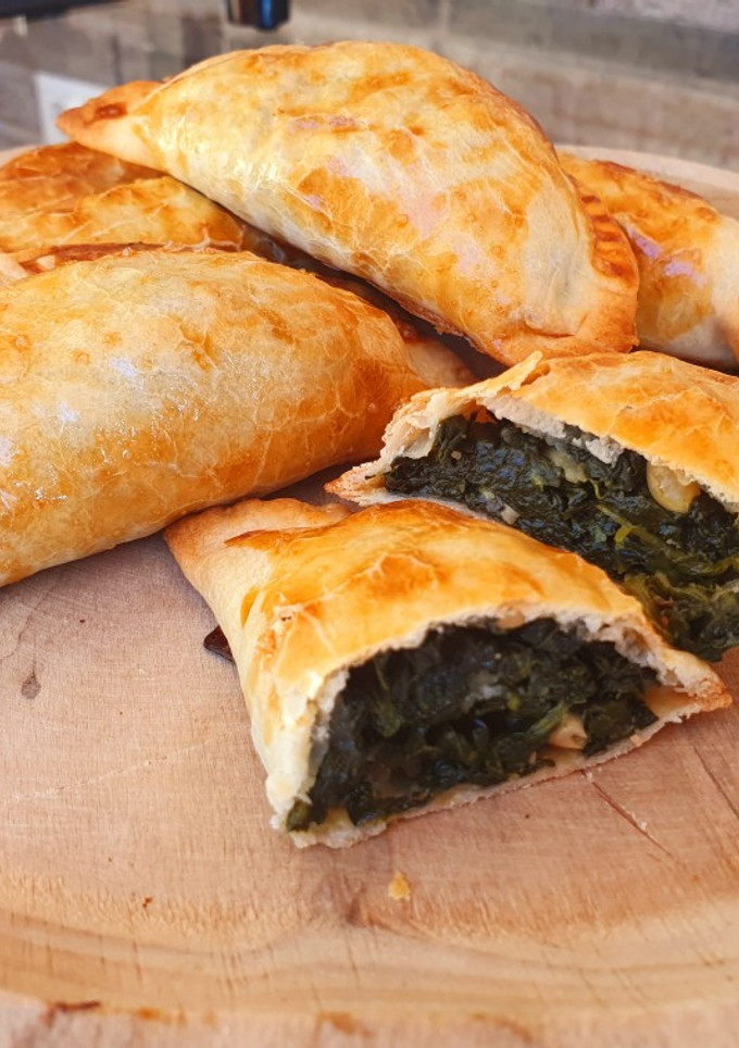 Una foto de Empanadillas vegetarianas de espinacas y piñones al horno
