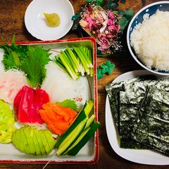 A picture of Temaki Sushi (wrapping yourself Sushi).