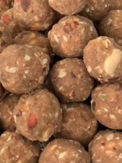 ड्राई फ्रूट्स लड्डू (dry fruits ladoo recipe in Hindi) रेसिपी मुख्य फोटो