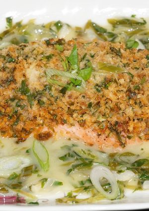 Una foto de Salmón al broiler con salsa verde