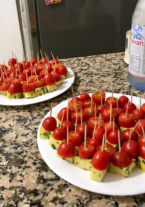 Una foto de Pinchos caprese 🍅🧀