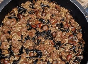 Una foto de Arroz con Butifarra, Rovellons, Trompetas de la Muerte y Champiñones Portobello