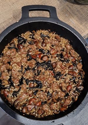 Una foto de Arroz con Butifarra, Rovellons, Trompetas de la Muerte y Champiñones Portobello