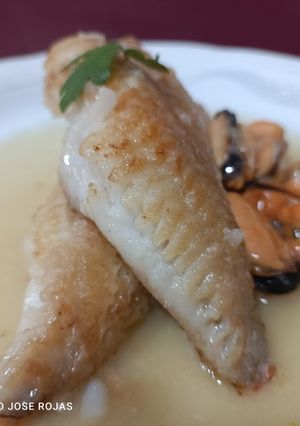 Una foto de Filetes de gallineta con velouté de mejillones