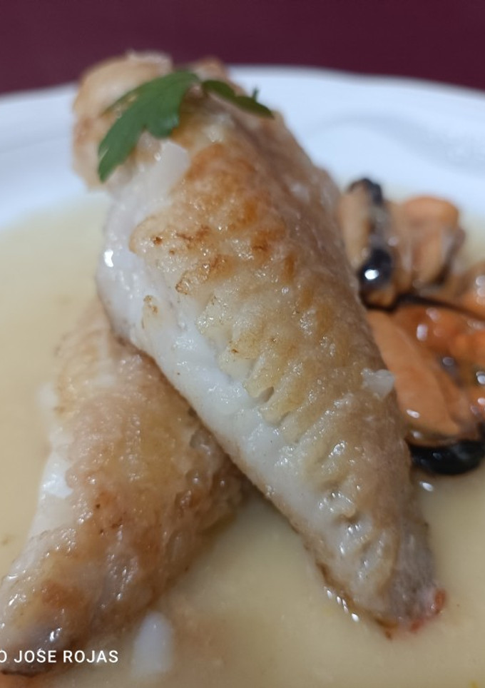 Una foto de Filetes de gallineta con velouté de mejillones