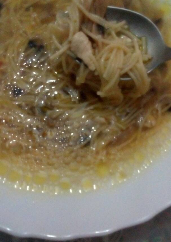 Una foto de Sopa de champi y pollo