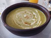 Una foto de crema de puerro con papa