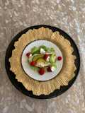 Tartines au boursin sur un lit de salade verte lamelles de avocat et framboises fourré au boursin