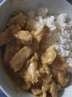 Una foto de Pollo al curry con leche normal