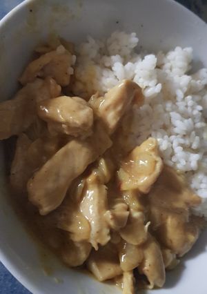 Una foto de Pollo al curry con leche normal