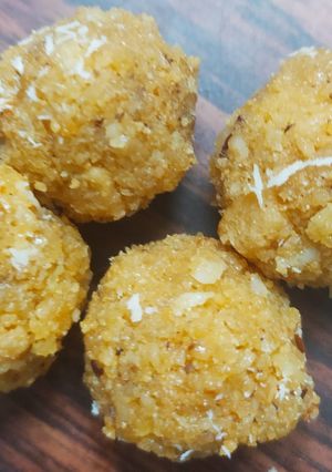 A picture of Coconut laddu.