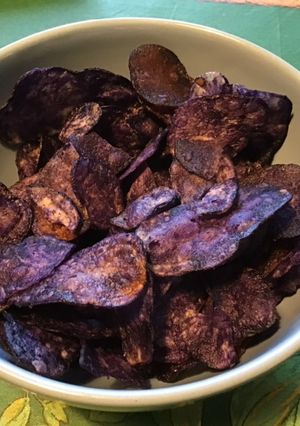 Une photo de Chips de pommes de terre violettes