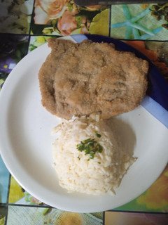 Una foto de Milanesa de bondiola con arroz