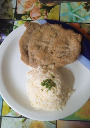 Una foto de Milanesa de bondiola con arroz