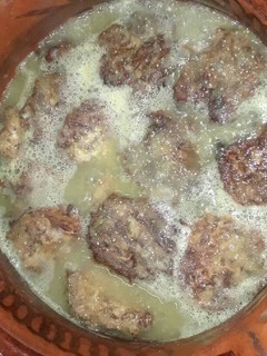 Una foto de Tortitas de res en salsa verde