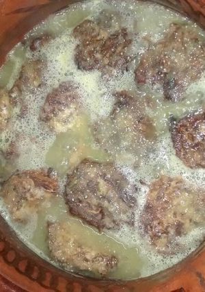 Una foto de Tortitas de res en salsa verde