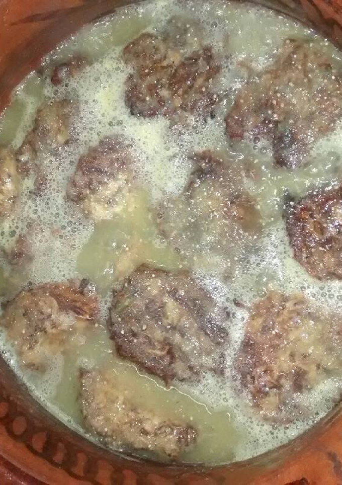 Una foto de Tortitas de res en salsa verde