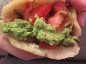 Una foto de arepas con carne desmechada
