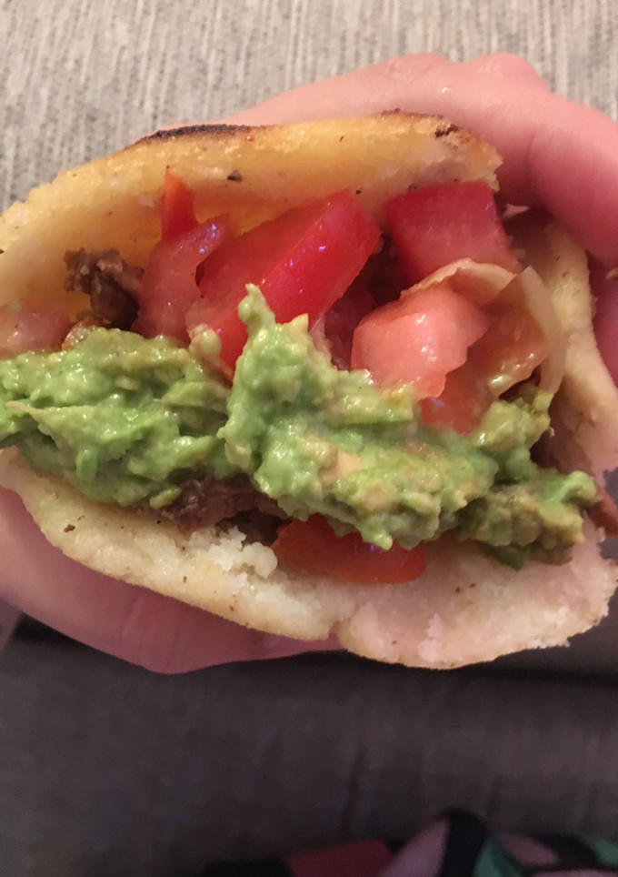 Una foto de Arepas con relleno de lomo al vino desmenuzado