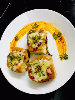 A picture of Stuffed Cheese veggie Pav Pizza.